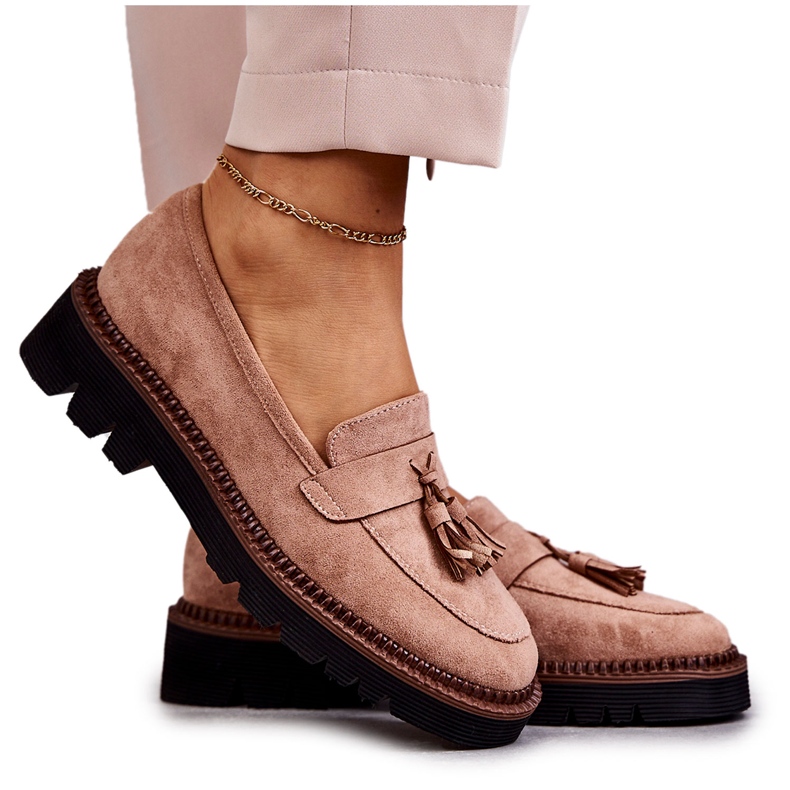 Vinceza Sapatos femininos de camurça em uma plataforma bege unni