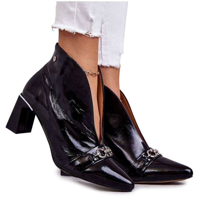 Botas de couro em um poste Maciejka Preto 05262-01