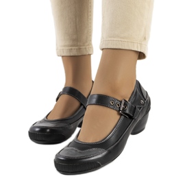 Sapatos pretos presos com uma tira Via