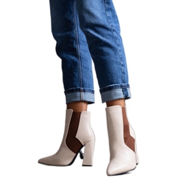 Botas Chelsea bege no poste Hamilt