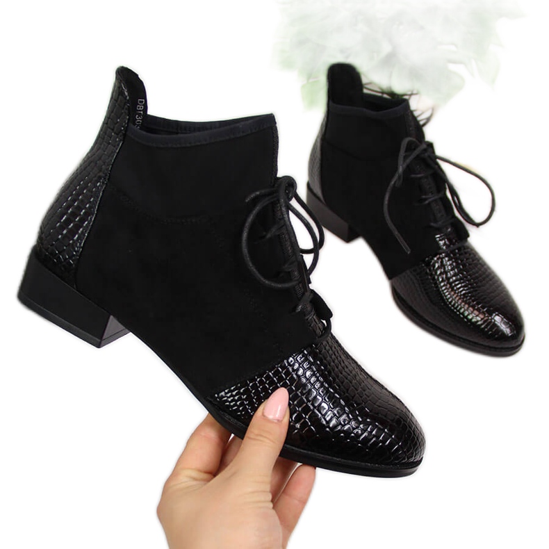 Botas femininas isoladas em pele de cobra preta Filippo preto