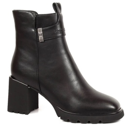Botas Chelsea quentes no poste, isoladas Filippo W PAW383 preto