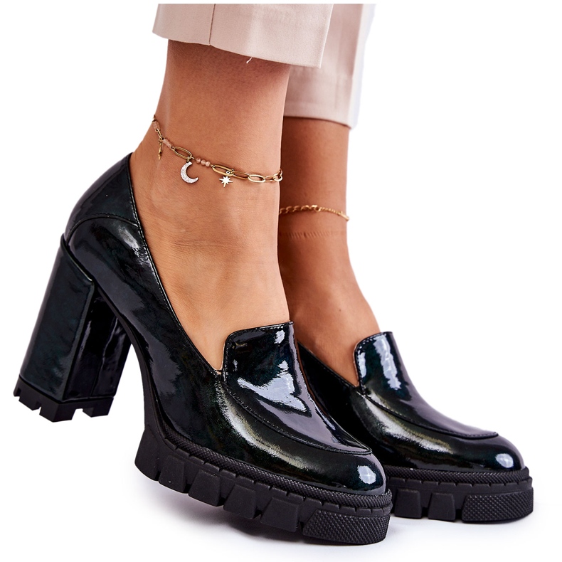 Bombas lacadas da moda em uma enorme plataforma verde Margott