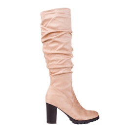 Botas femininas de camurça em poste com cabedal Vinceza com babados bege