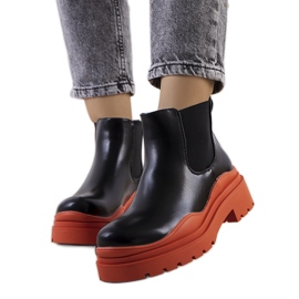 BM Botins pretos numa plataforma colorida Gaffney