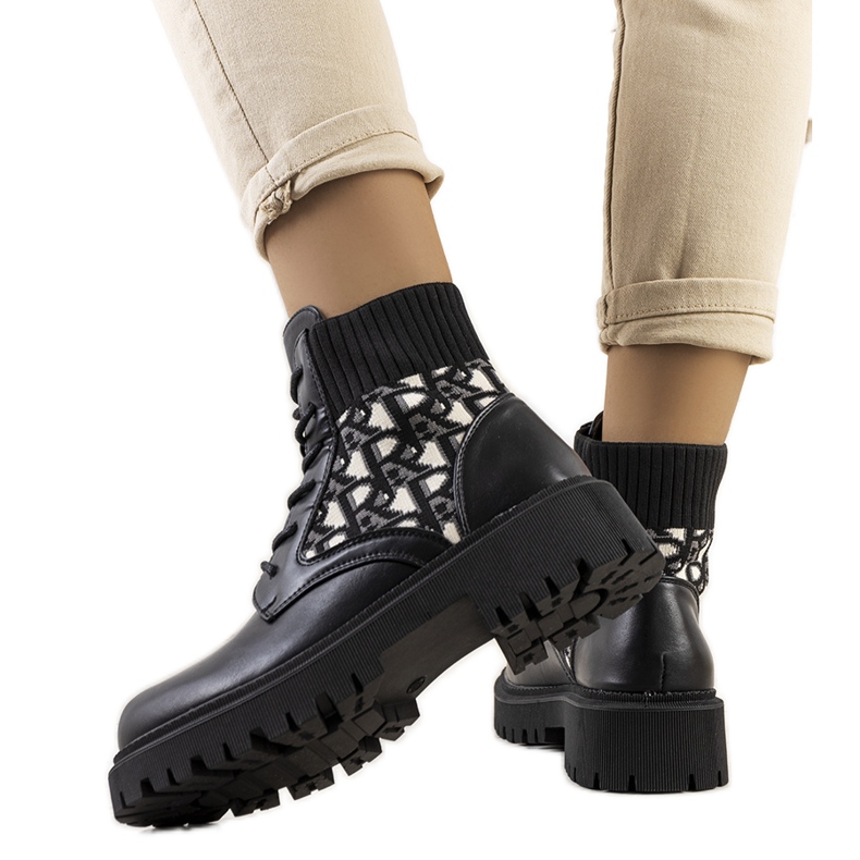 Botas pretas com uma parte superior flexível bege Botas pretas com uma parte superior flexível bege