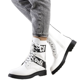 Tênis branco decorado com inscrições