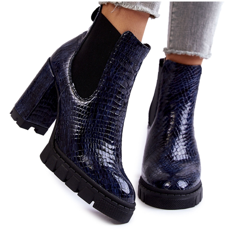 Botins envernizados com padrão de cobra e salto alto, azul marinho