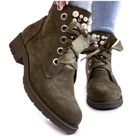 Botas de camurça isoladas com zíper e pérolas, Perla Verde