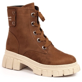 Trabalhadores de camurça feminina em uma plataforma acolchoada marrom por T.Sokolski