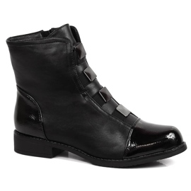 Botas pretas para mulheres com um ornamento de Sabatina preto isolado