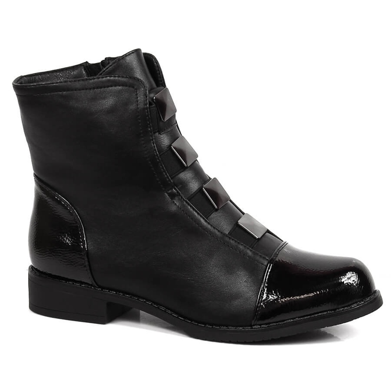 Botas pretas para mulheres com um ornamento de Sabatina preto isolado
