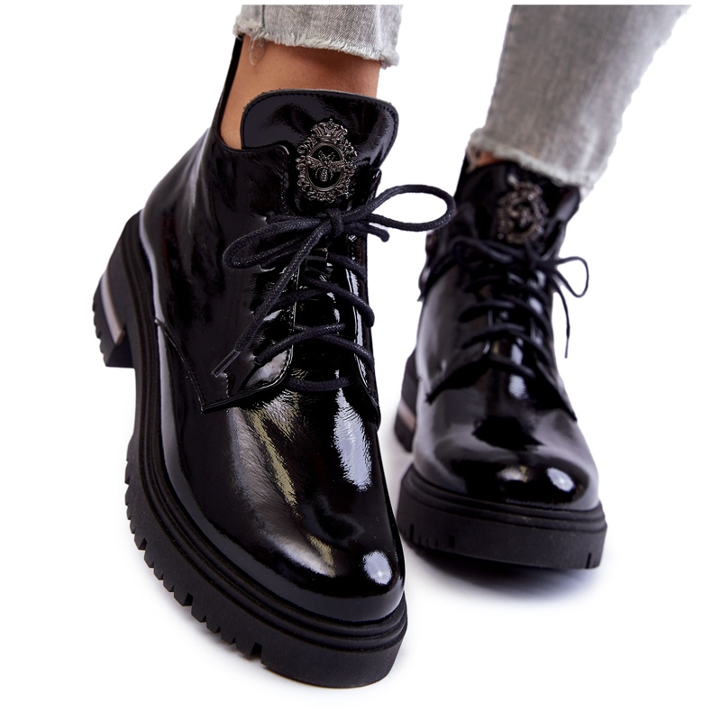 Botas femininas lacadas em um salto plano preto Charline