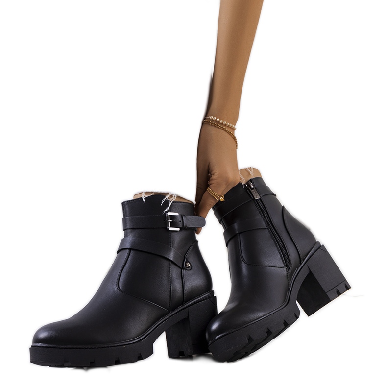 Botas pretas em uma sola Centret de trator preto