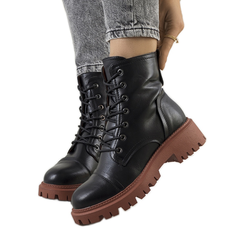 Botas pretas em uma sola marrom Rukit preto