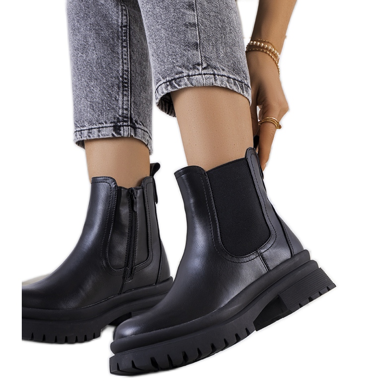 Botins pretos na plataforma do Alain