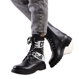 Caçadores negros decorados com inscrições de Mota preto