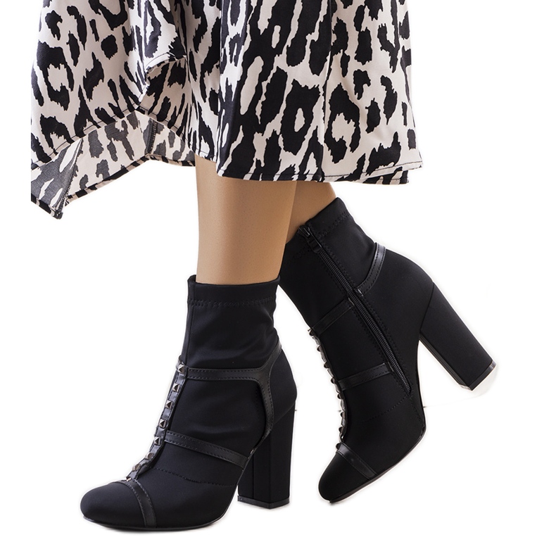 Botas pretas no poste Dagma preto