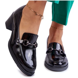 Vinceza Bombas de couro em um pilar com ornamento preto Semila