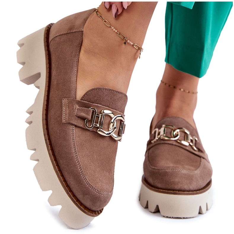 Tênis de camurça marrom com decoração de Laura Messi castanho