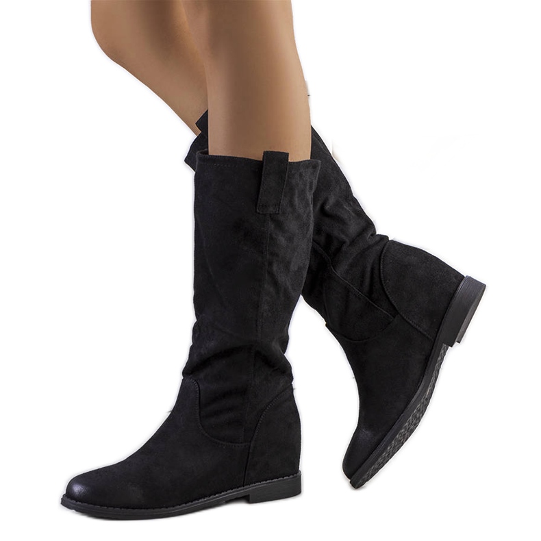 Botas pretas no calcanhar interno de Mae preto