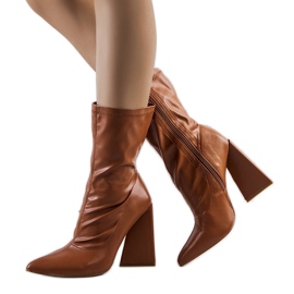 BM Bota cano alto marrom Denisa. castanho