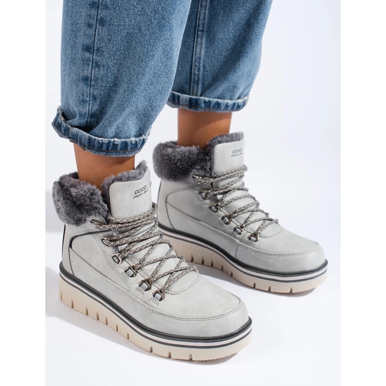 Caçadores de mulheres na plataforma cinza