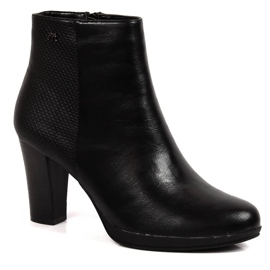 Botas femininas com isolamento preto no poste por M. Daszyński