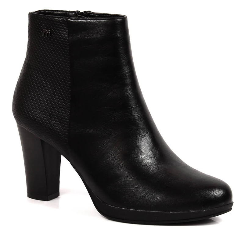 Botas femininas com isolamento preto no poste por M. Daszyński