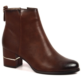 Botas femininas Jodhpur em um poste isolado marrom M. Daszyński