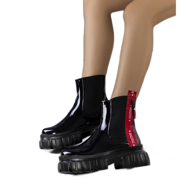 Bota preta de couro envernizado, Casta preto