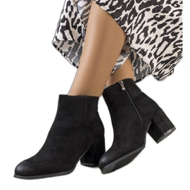 Botins pretos no poste Silas