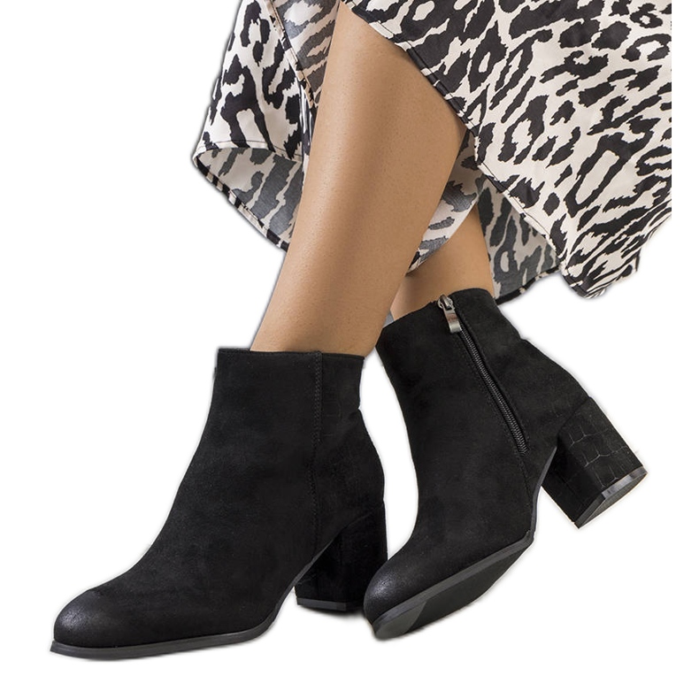 Botins pretos no poste Silas