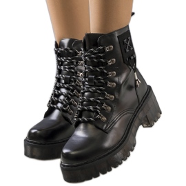 Botas pretas com uma ligação decorativa de Laverda preto