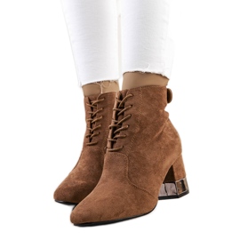 BM Botas marrons no poste Verano marrom