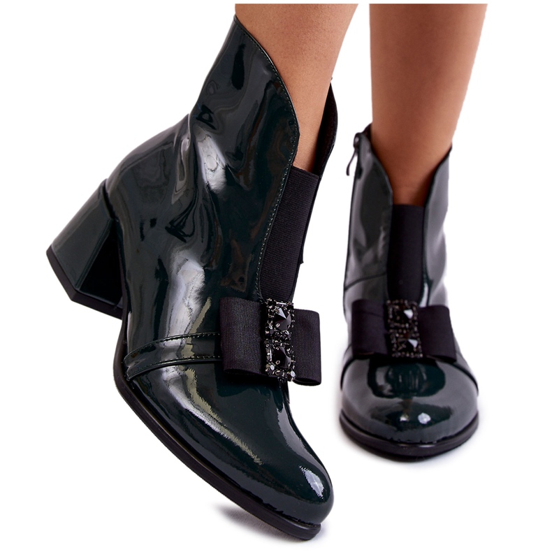 PA2 Botas lacadas de salto alto com um laço decorativo verde Hallie