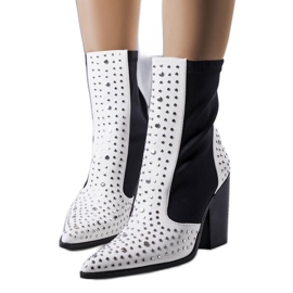 Botas brancas decoradas com tachas Orazi branco Botas brancas decoradas com tachas Orazi branco