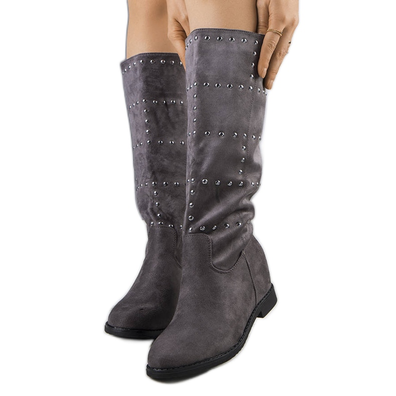 Botas de cunha cinza com pregos
