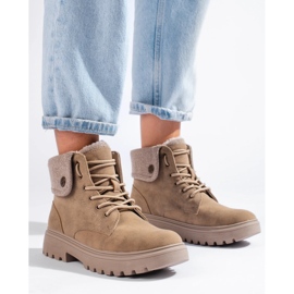 Botas femininas bege com forro de pele de carneiro