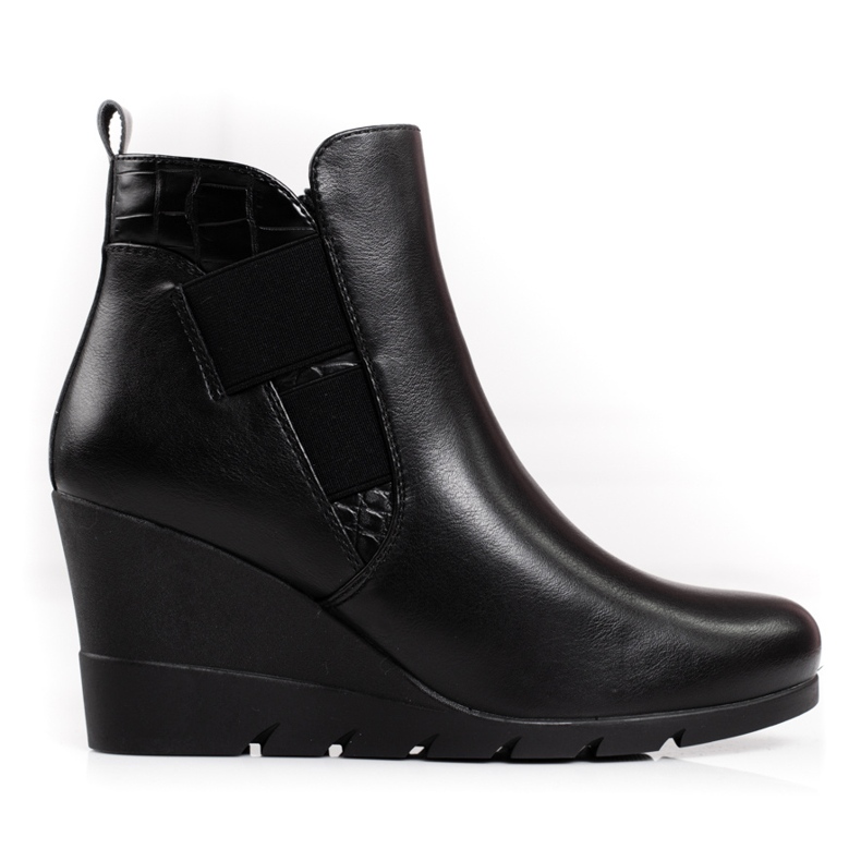 Botas femininas em um shelovet de cunha preto