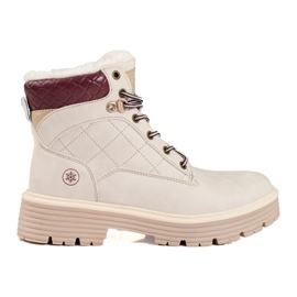 Caçadores femininos isolados com pele shelovet bege