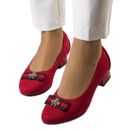 Sapatos vermelhos com gravata borboleta Vijver