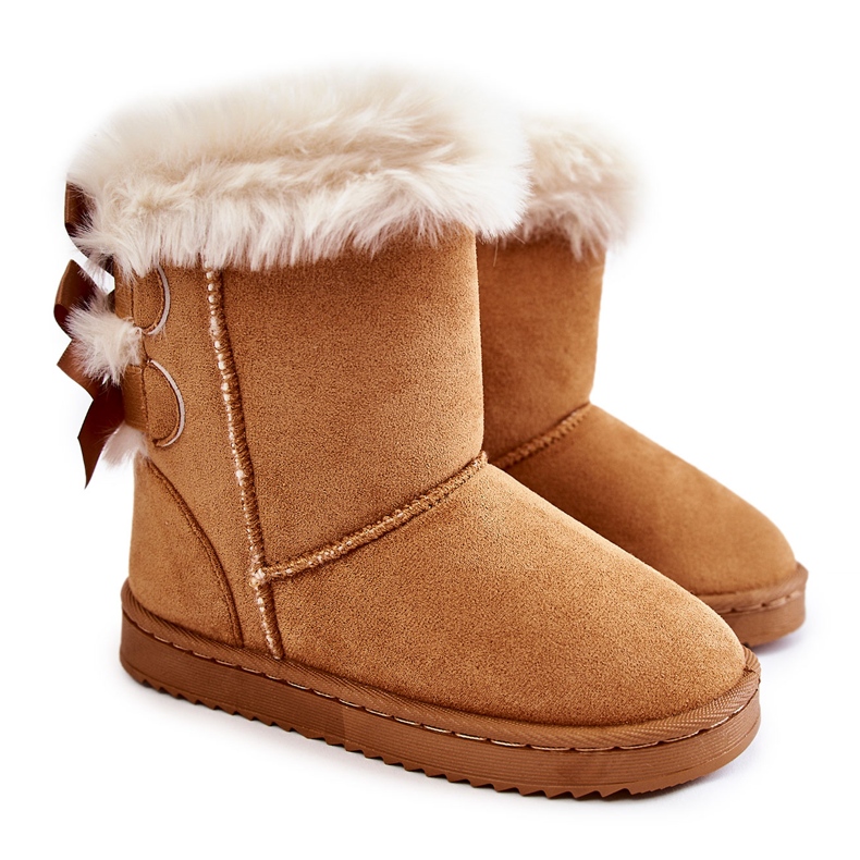 Botas infantis isoladas com laços, botas de neve bege