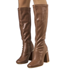 Botas marrons no poste Sarabi marrom