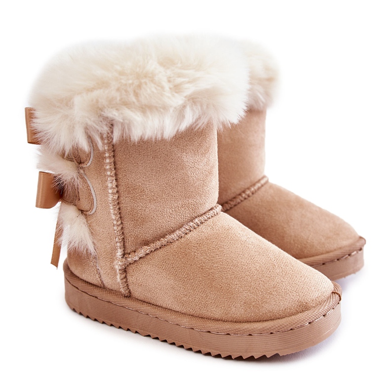Botas de neve isoladas de meninas com arcos de mendigo leves bege