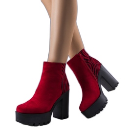 BM Botins vermelhos num poste alto Khalid BM Botins vermelhos num poste alto Khalid