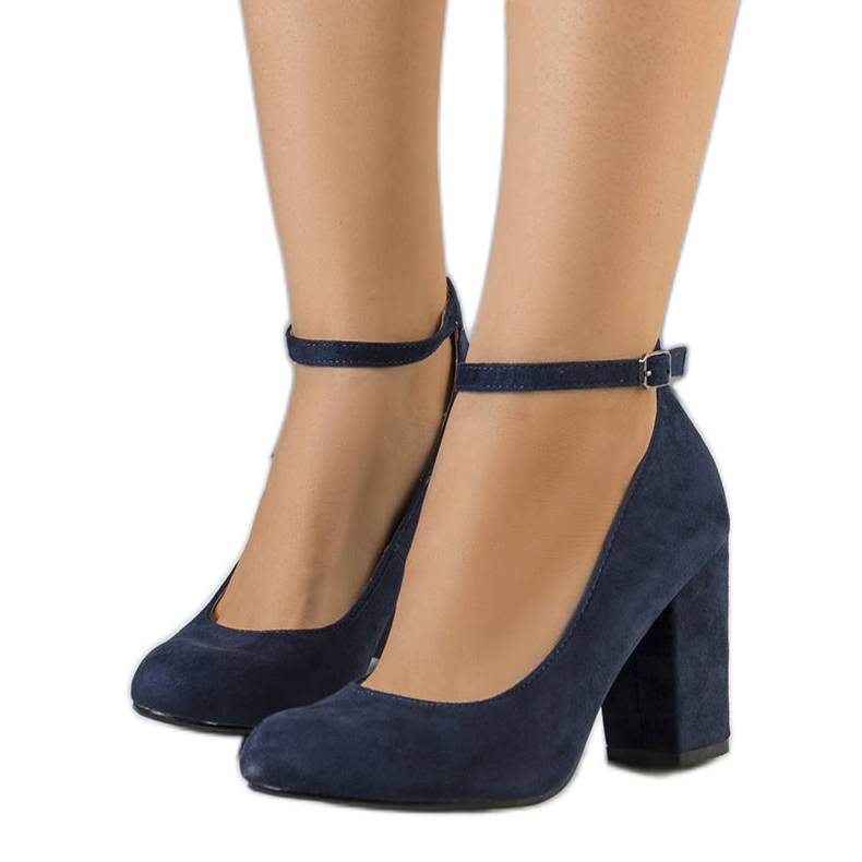 Scarpin azul marinho com cinto da Norrie