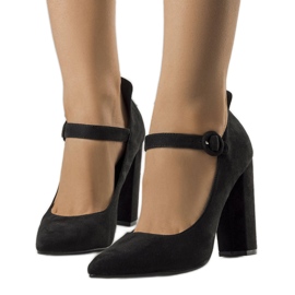 BM Sapatos pretos com tira Kaiser