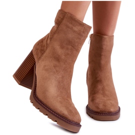 Botas femininas de camurça no salto com zíper camelo Odette bege Botas femininas de camurça no salto com zíper camelo Odette bege
