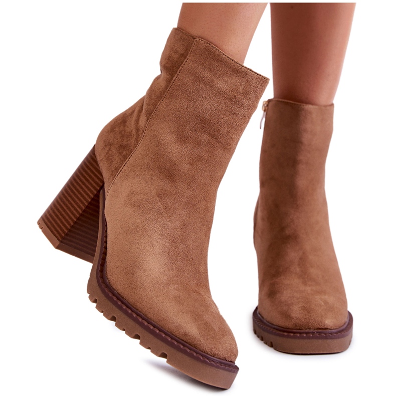 Botas femininas de camurça no salto com zíper camelo Odette bege